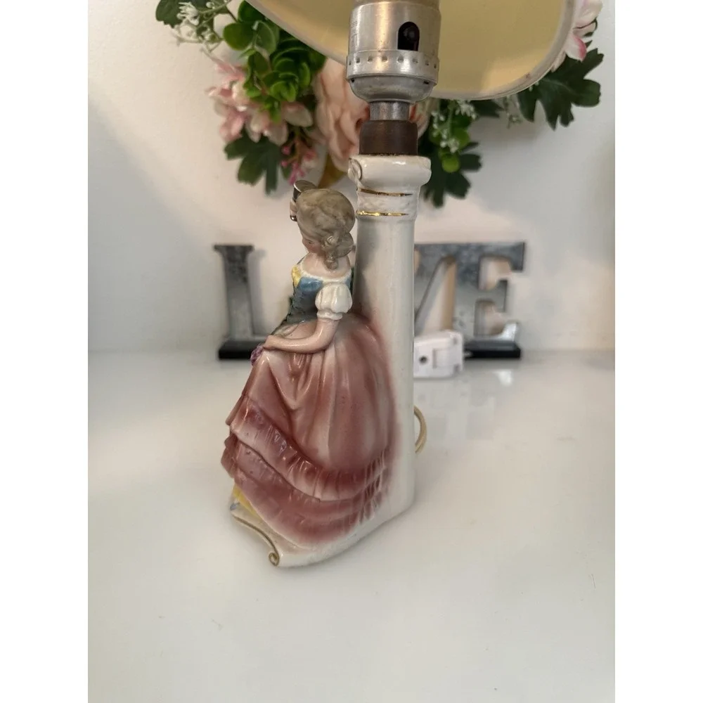 Vintage Victorian Figural Boudoir Lamp 10